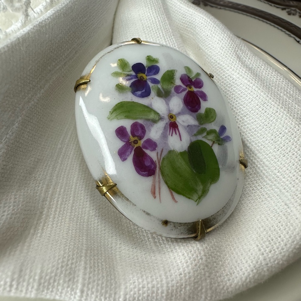 Antique Vintage Victorian hand-painted porcelain brooch featuring violet flowers - Picture 5 of 8